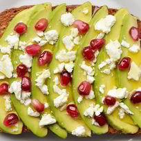 Рецепт Тоста с авокадо, фетой и гранатом