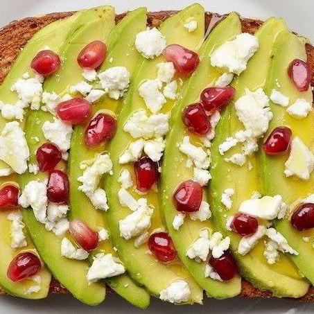 Рецепт Тоста с авокадо, фетой и гранатом