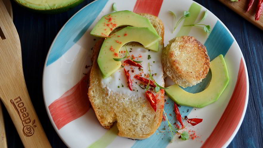 Рецепт тоста с яйцом и авокадо