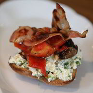 Рецепт Тостов на завтрак с творогом, помидорами и грибами