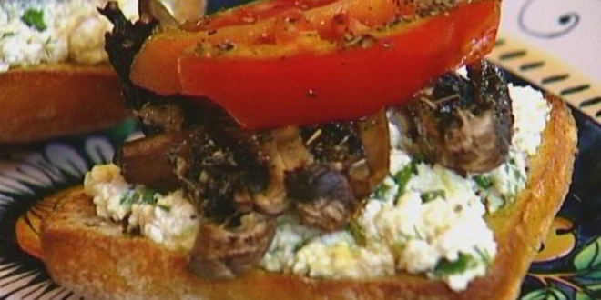 Рецепт тостов на завтрак с творогом, помидорами и грибами