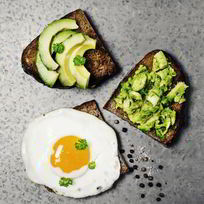 Рецепт Тостов с авокадо, креветками и жареным яйцом