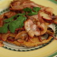 Рецепт Тостов с беконом, карамелизированными яблоками и луком