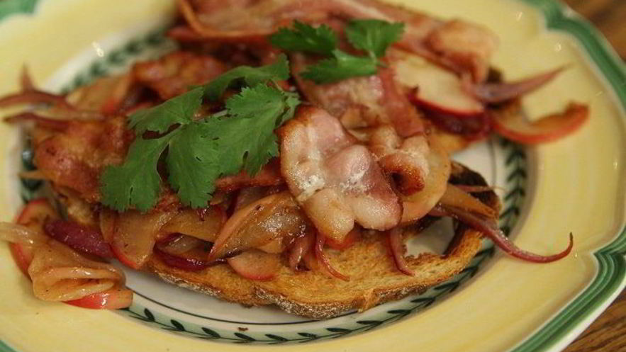 Рецепт тостов с беконом, карамелизированными яблоками и луком