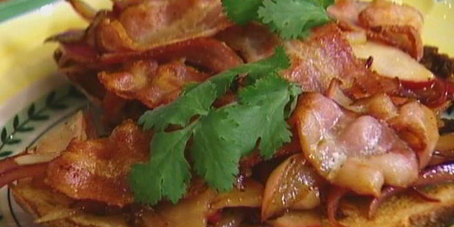 Рецепт тостов с беконом, карамелизированными яблоками и луком
