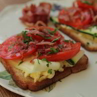 Рецепт Тостов с беконом, помидорами, цукини и сыром