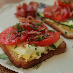 Рецепт Тостов с беконом, помидорами, цукини и сыром
