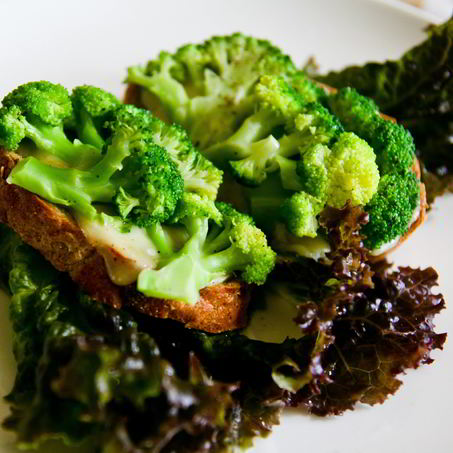 Рецепт Тостов с брокколи и сыром чеддер