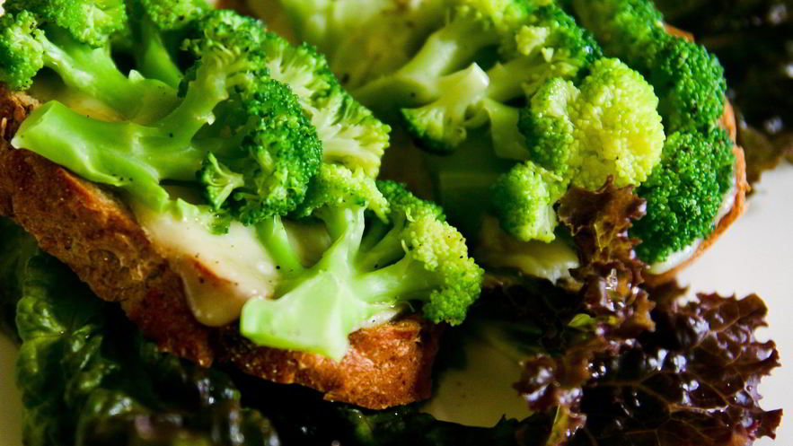 Рецепт тостов с брокколи и сыром чеддер