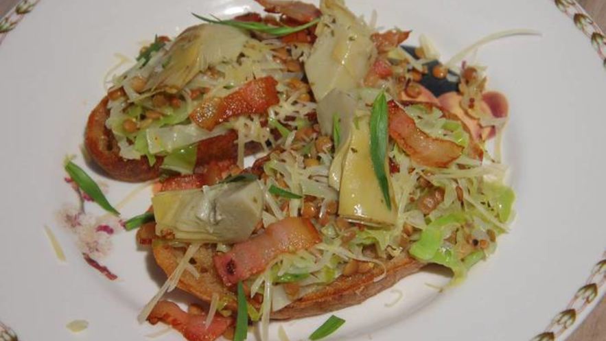 Рецепт тостов с чечевицей и капустой