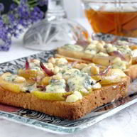 Рецепт Тостов с грушей, голубым сыром и кедровыми орешками