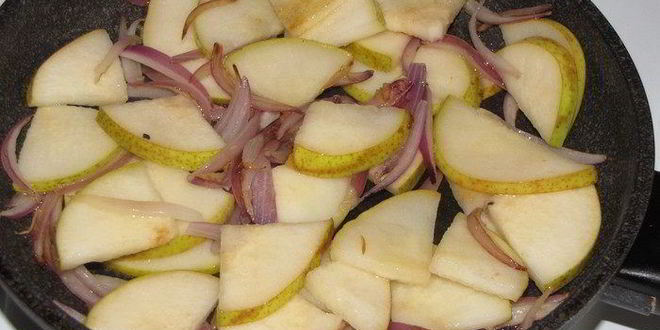 Рецепт тостов с грушей, голубым сыром и кедровыми орешками