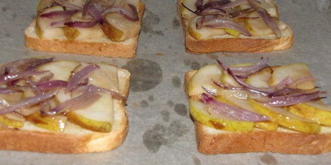 Рецепт тостов с грушей, голубым сыром и кедровыми орешками