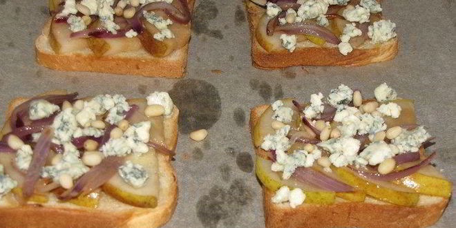 Рецепт тостов с грушей, голубым сыром и кедровыми орешками