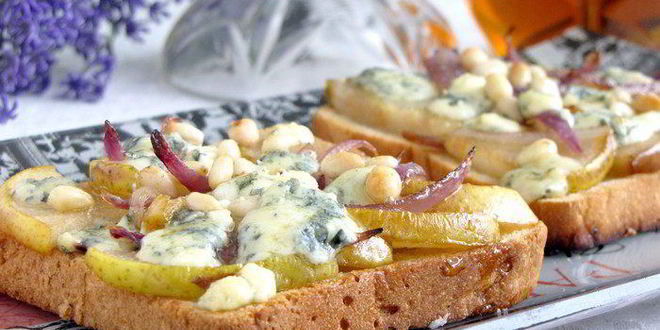 Рецепт тостов с грушей, голубым сыром и кедровыми орешками