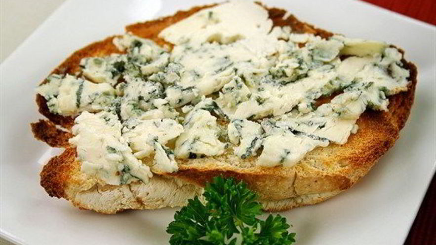 Рецепт тостов с пармезаном, голубым сыром и зеленым луком