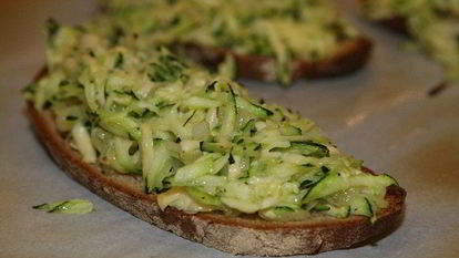 Рецепт Тостов с цукини, сыром и луком