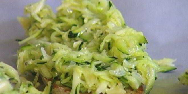 Рецепт тостов с цукини, сыром и луком