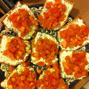 Рецепт Тостов с творогом, чесноком и зеленью