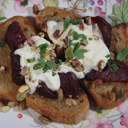 Рецепт Тостов со свеклой, фисташками и йогуртовой заправкой