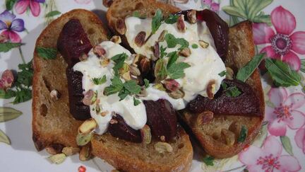 Рецепт Тостов со свеклой, фисташками и йогуртовой заправкой