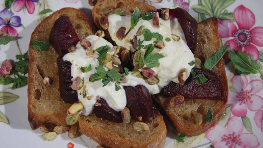 Рецепт тостов со свеклой, фисташками и йогуртовой заправкой