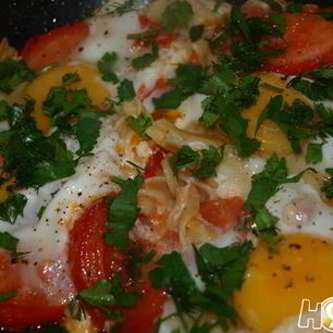 Рецепт Глазуньи с макаронами и помидором