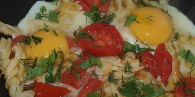 Рецепт глазуньи с макаронами и помидором