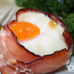 Рецепт Глазуньи с сыром и помидорами в беконе