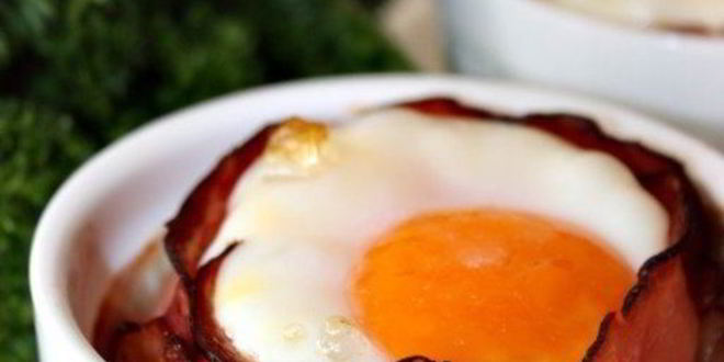 Рецепт глазуньи с сыром и помидорами в беконе