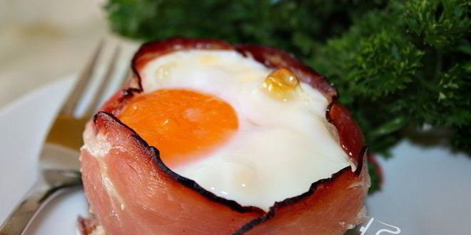 Рецепт глазуньи с сыром и помидорами в беконе