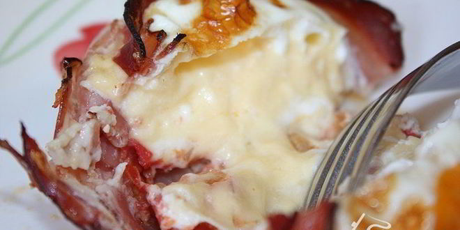 Рецепт глазуньи с сыром и помидорами в беконе