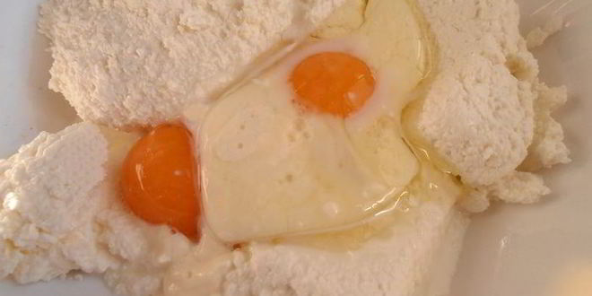 Рецепт глазуньи в съедобной сковородке