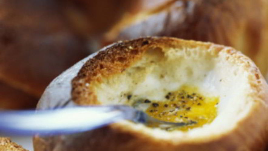 Рецепт оригинальной яичницы на завтрак, запеченная в булочке