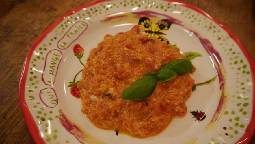 Рецепт яичницы-болтуньи с помидорами и базиликом