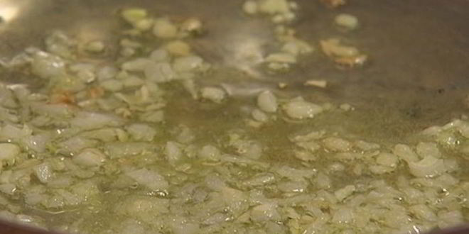 Рецепт яичницы-болтуньи с помидорами и базиликом