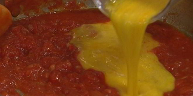 Рецепт яичницы-болтуньи с помидорами и базиликом