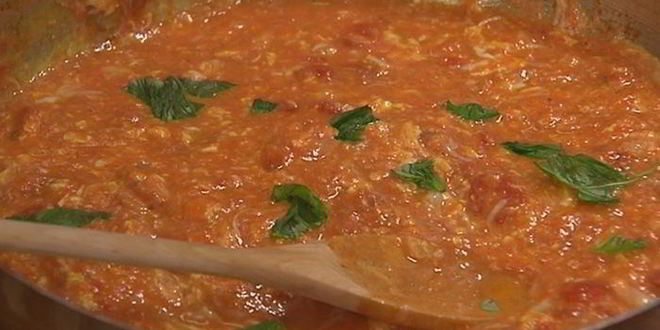 Рецепт яичницы-болтуньи с помидорами и базиликом