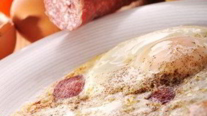 Рецепт Яичницы-глазуньи с колбасой