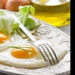 Рецепт Яичницы-глазуньи с огурцом и помидорами