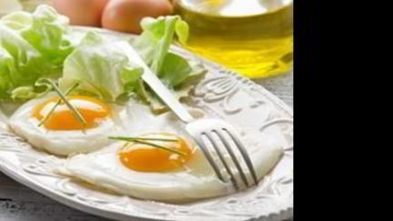 Рецепт Яичницы-глазуньи с огурцом и помидорами