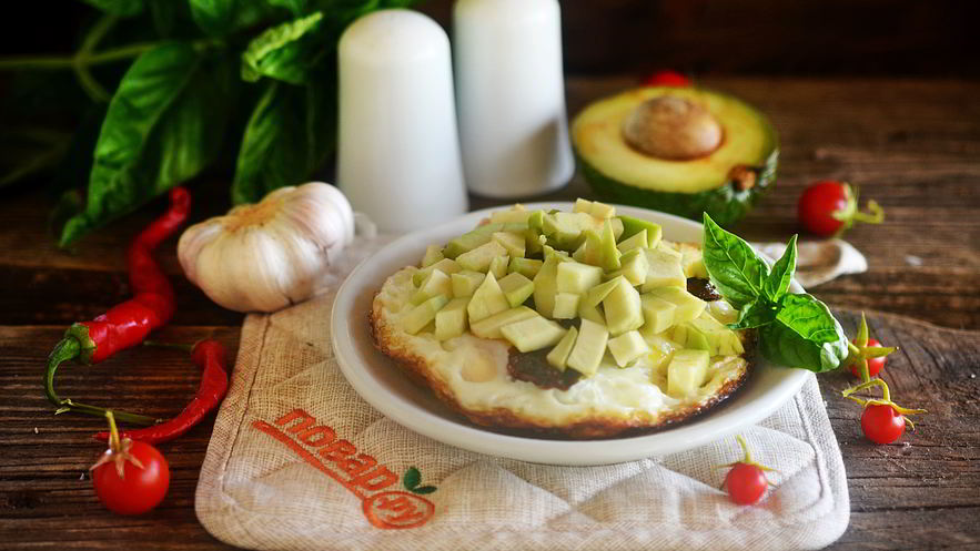 Рецепт яичницы с беконом и авокадо