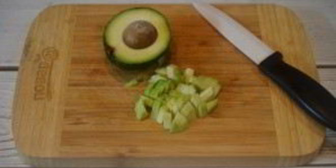 Рецепт яичницы с беконом и авокадо