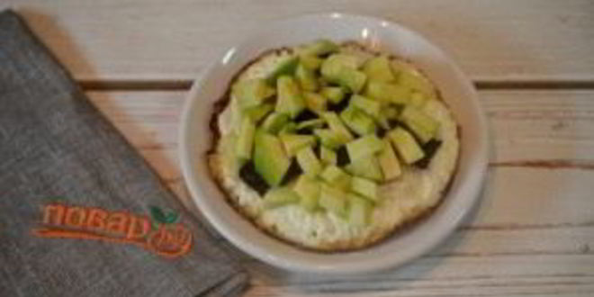 Рецепт яичницы с беконом и авокадо