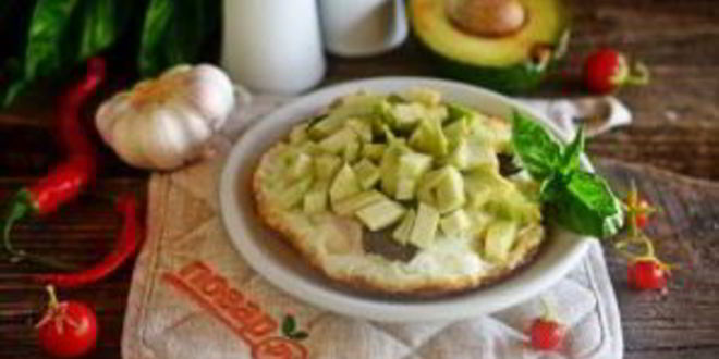 Рецепт яичницы с беконом и авокадо