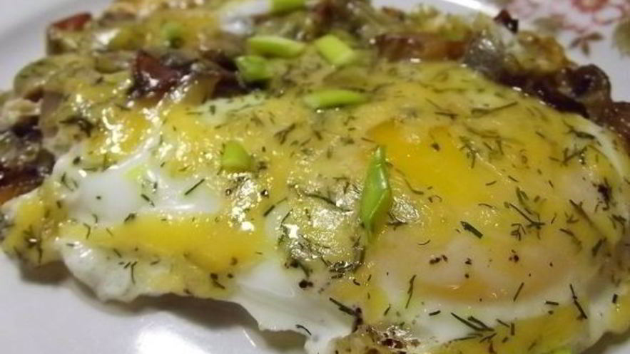 Рецепт яичницы с грибами и сыром