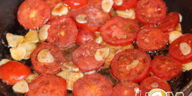 Рецепт яичницы с помидорами и чесноком