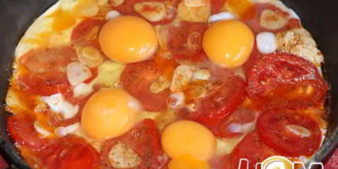 Рецепт яичницы с помидорами и чесноком