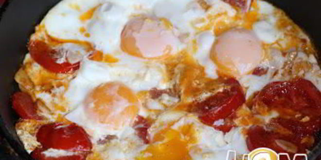 Рецепт яичницы с помидорами и чесноком
