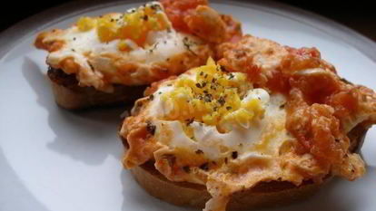 Рецепт Яичницы с помидорами и сыром